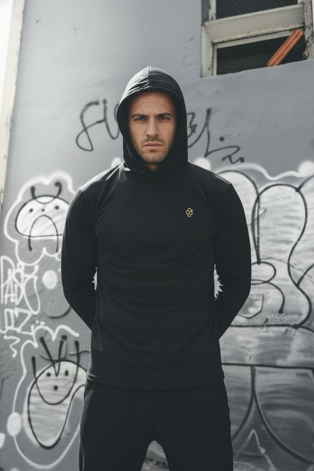 Playera Manga Larga con Capucha Negra